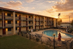 Seasonal outdoor pool - Red Roof Inn & Suites Houston - Hobby Airport (Houston)