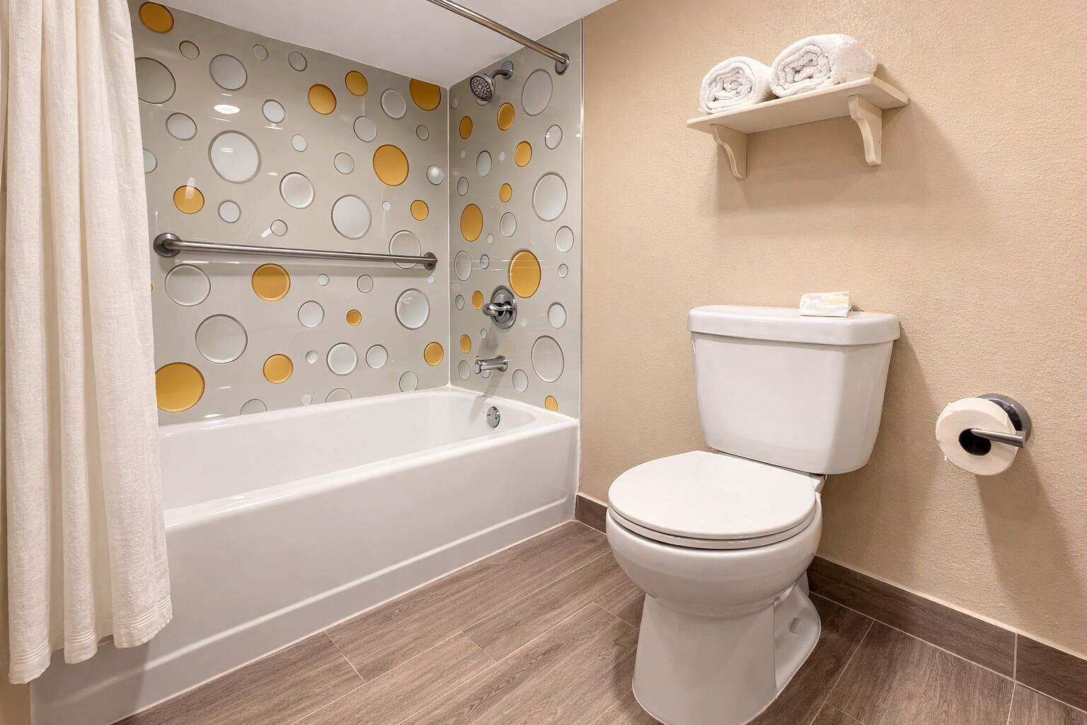 Combined shower/tub, free toiletries, hair dryer, towels