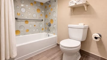 Combined shower/tub, free toiletries, hair dryer, towels