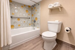 Bañera con ducha, artículos de tocador gratuitos, secador de pelo