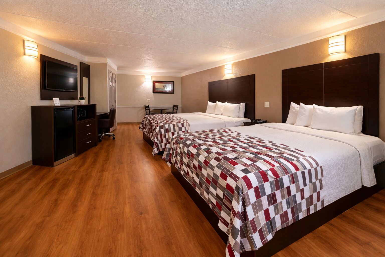 مكتب ومساحة عمل للكمبيوتر المحمول وستائر تعتيم ومكواة/لوح كي