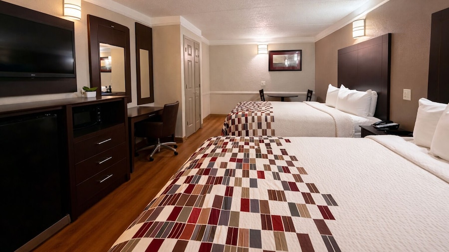 Red Roof Inn & Suites Houston - Hobby Airport