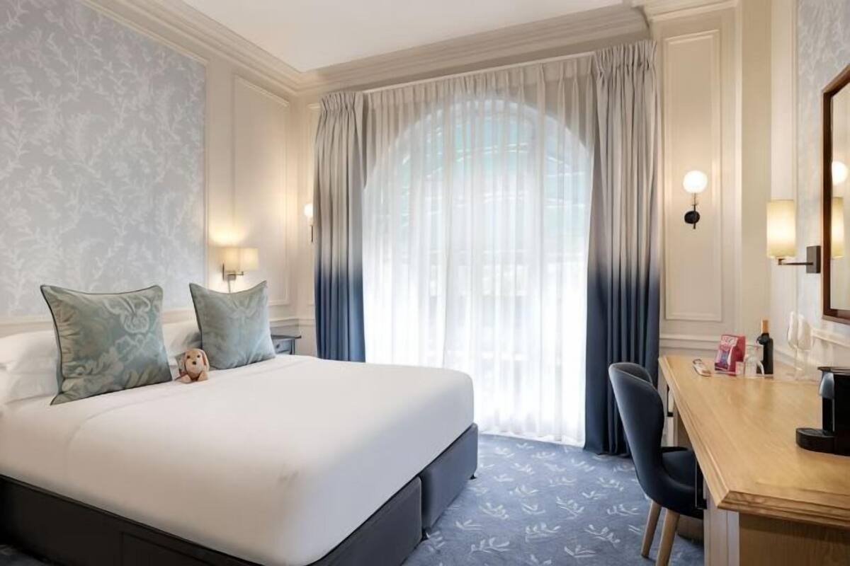 Hypo-allergenic bedding available, minibar, in-room safe