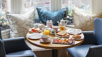 Tägliches kontinentales Frühstück (20 GBP pro Person)