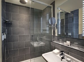 Shower, eco-friendly toiletries, hair dryer, towels - Sloane Square Hotel (London)