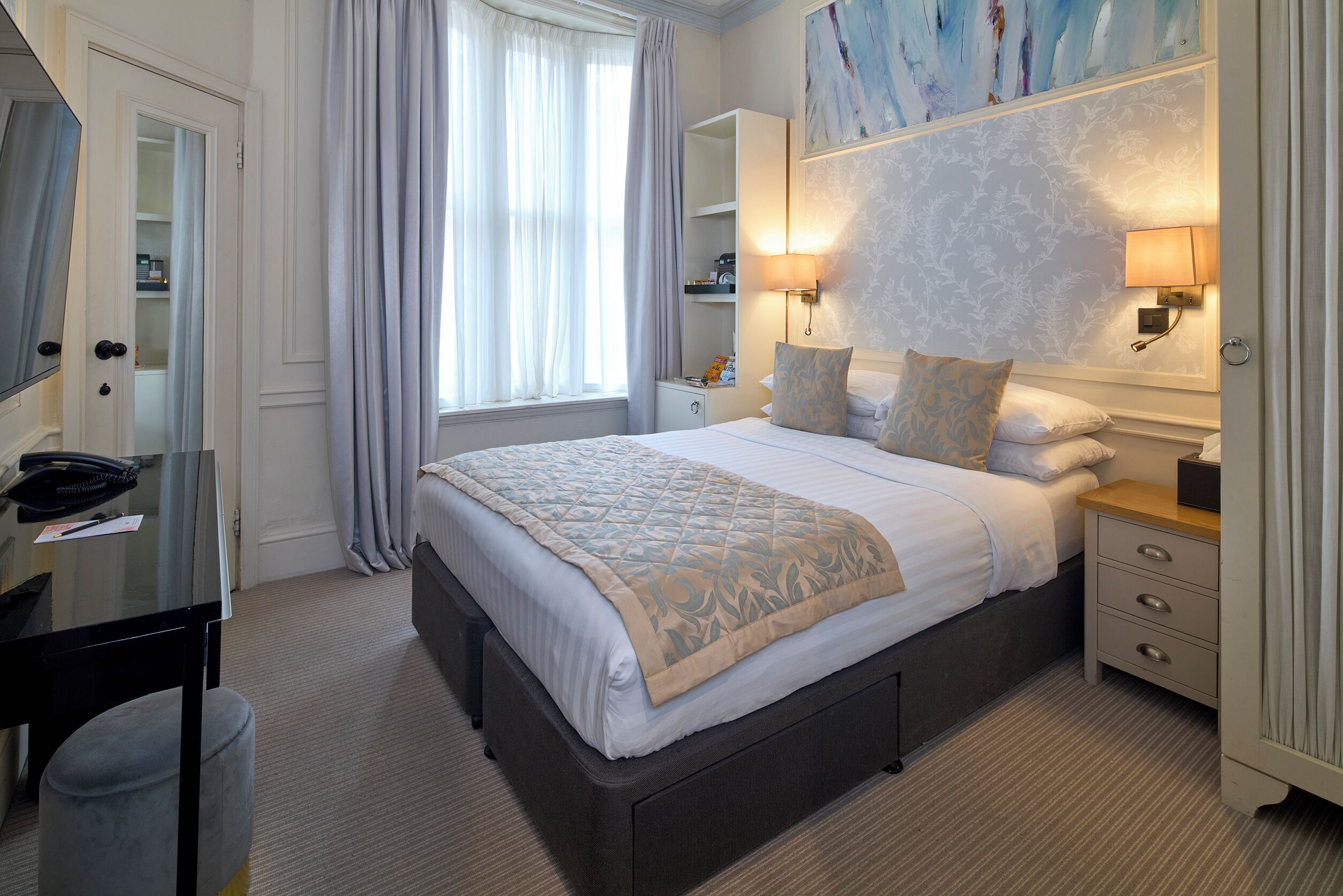 Small Double Room | Hypo-allergenic bedding, minibar, in-room safe, blackout curtains