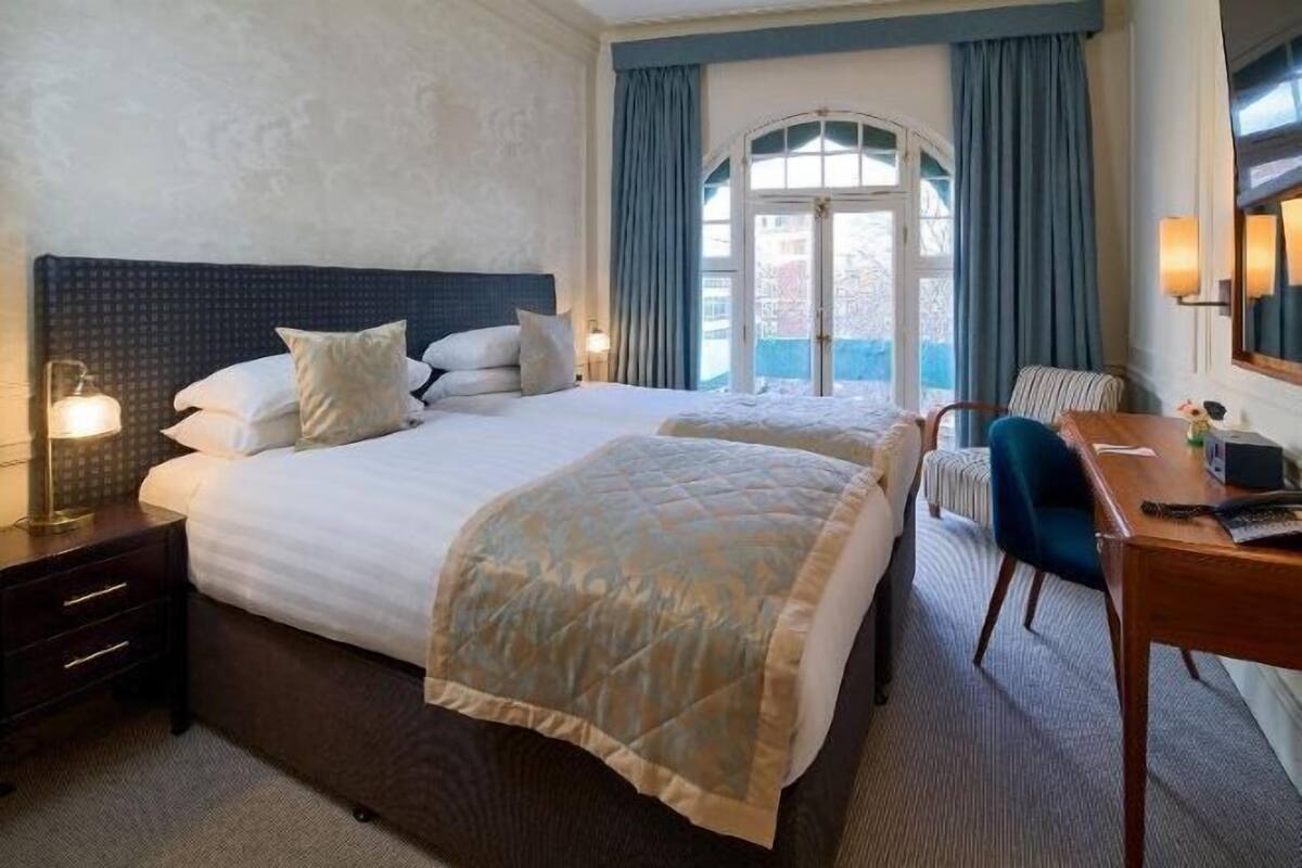 Hypo-allergenic bedding available, minibar, in-room safe