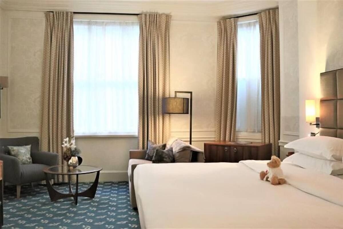 Hypo-allergenic bedding available, minibar, in-room safe
