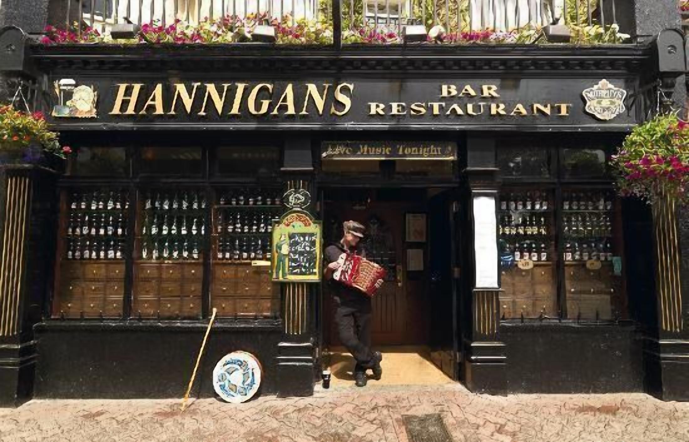 Eine Bar namens HANNIGANS mit einem Schild, das Live-Musik heute Abend anzeigt.