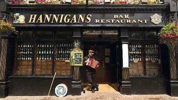 Eine Bar namens HANNIGANS mit einem Schild, das Live-Musik heute Abend anzeigt.