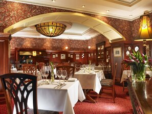 2 restaurantes; se sirven desayunos, comidas y cenas