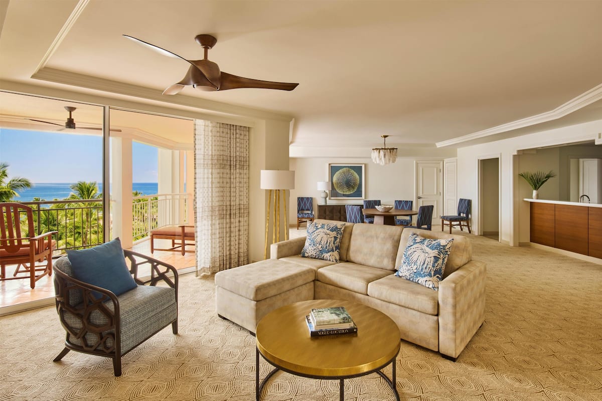 Suite, 1 Schlafzimmer, Meerblick (Wailea) | Wohnbereich | 65-Zoll-Fernseher mit Digitalempfang, Tischfußball, Pay-TV