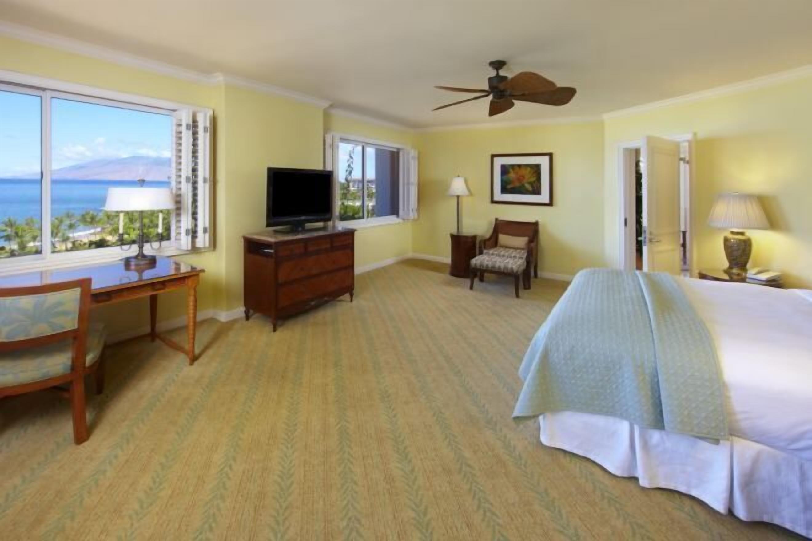 Hochwertige Bettwaren, Zimmersafe, Schreibtisch, Bügeleisen/Bügelbrett