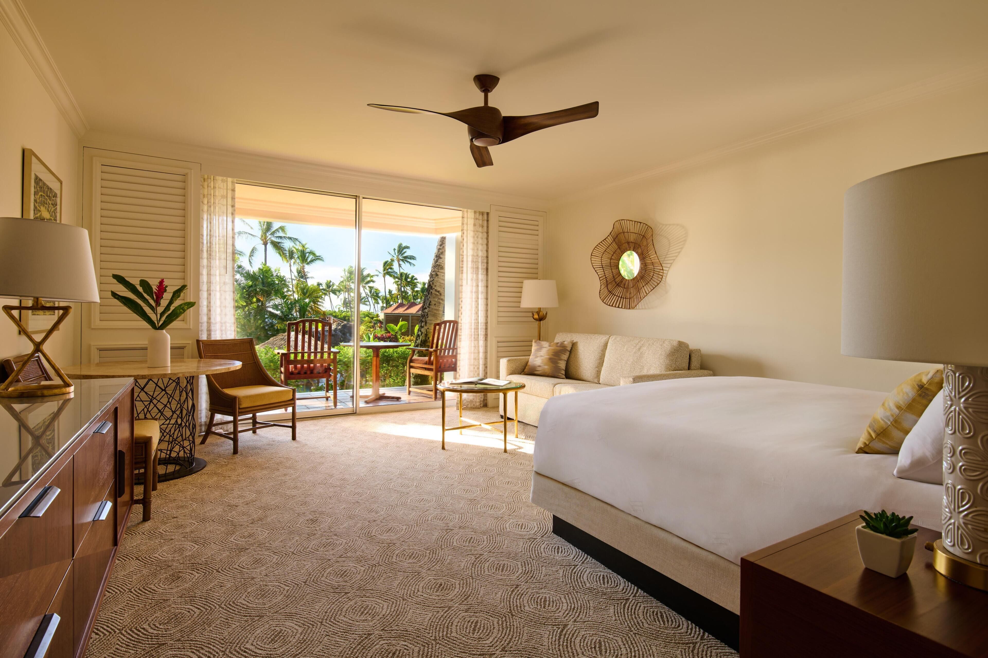 Zimmer, 1 King-Bett und Schlafsofa, Gartenblick, Erdgeschoss | Hochwertige Bettwaren, Zimmersafe, Schreibtisch, Bügeleisen/Bügelbrett