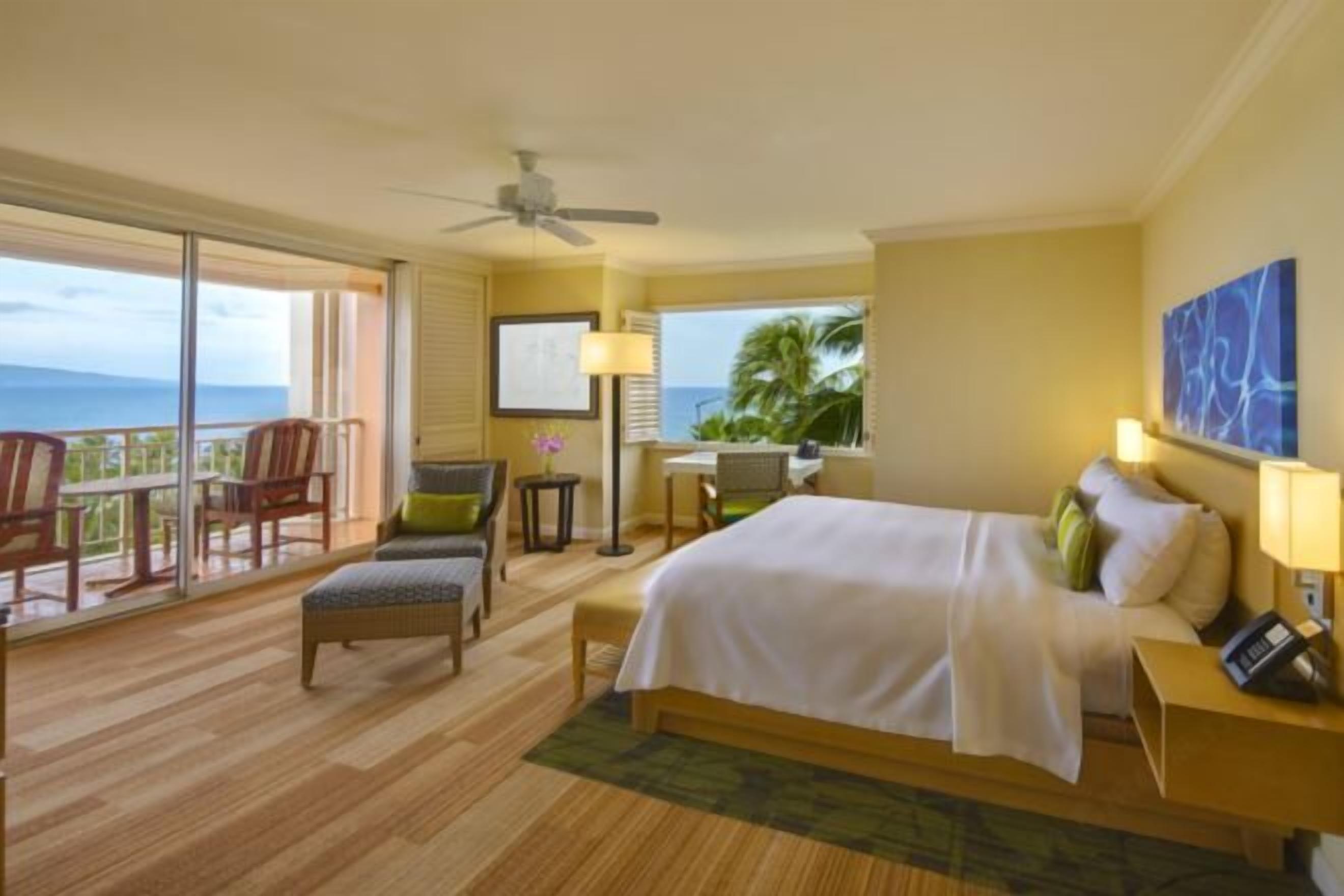 Hochwertige Bettwaren, Zimmersafe, Schreibtisch, Bügeleisen/Bügelbrett