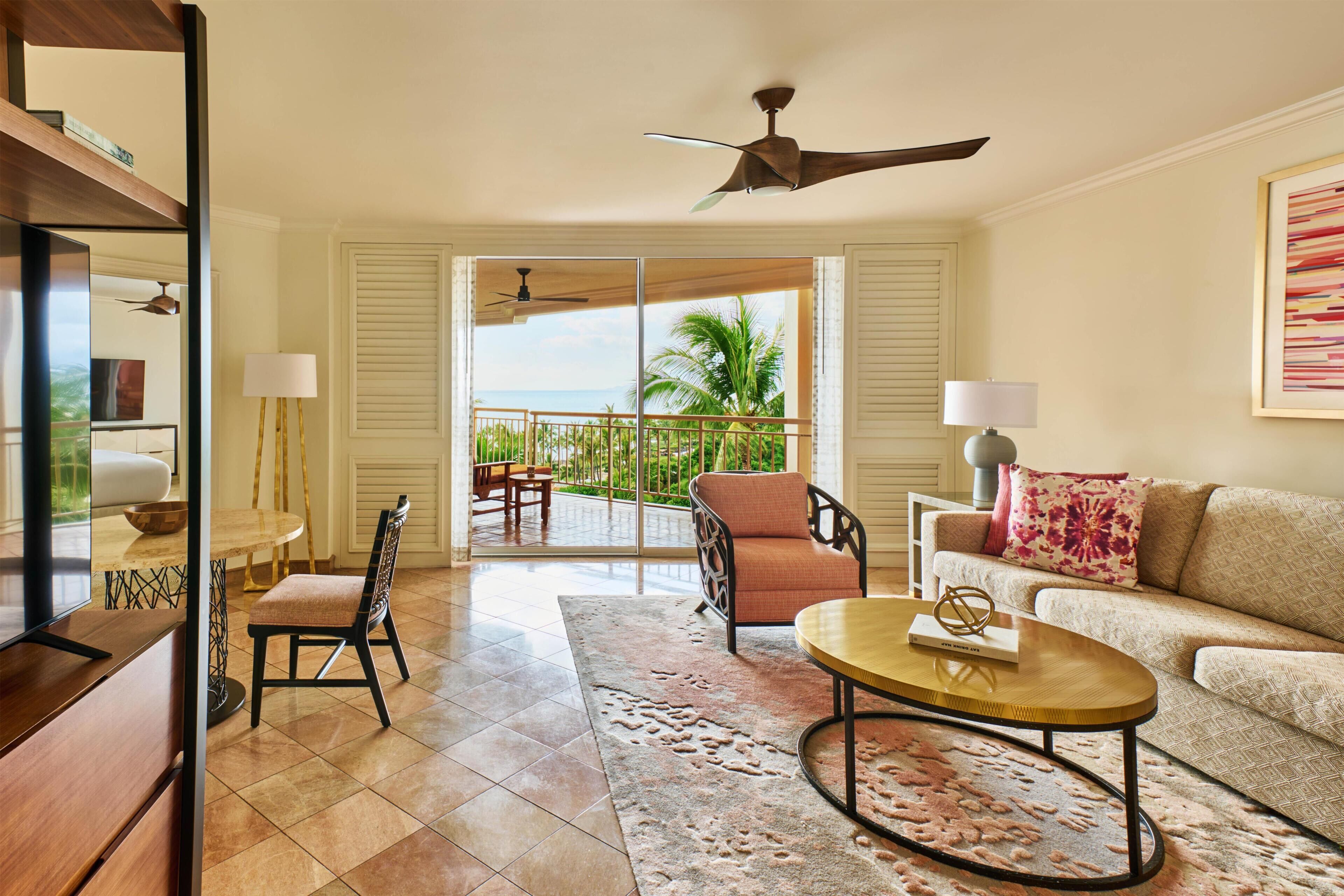 Suite, 1 Schlafzimmer, Gartenblick (Alii) | Wohnbereich | 65-Zoll-Fernseher mit Digitalempfang, Tischfußball, Pay-TV