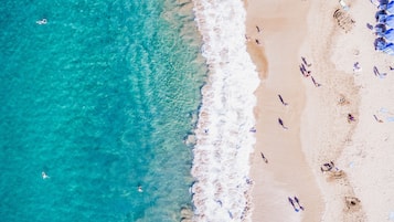 Ubicación a pie de playa, tumbonas, sombrillas y submarinismo