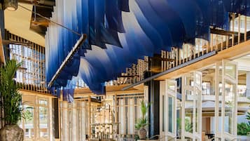 7 restaurants; breakfast, lunch, and dinner served