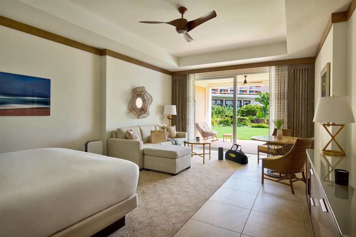 Zimmer, 1 King-Bett und Schlafsofa, Gartenblick (Wellness Room) | Wohnbereich | 65-Zoll-Fernseher mit Digitalempfang, Tischfußball, Pay-TV