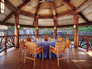 7 restaurants, breakfast served
