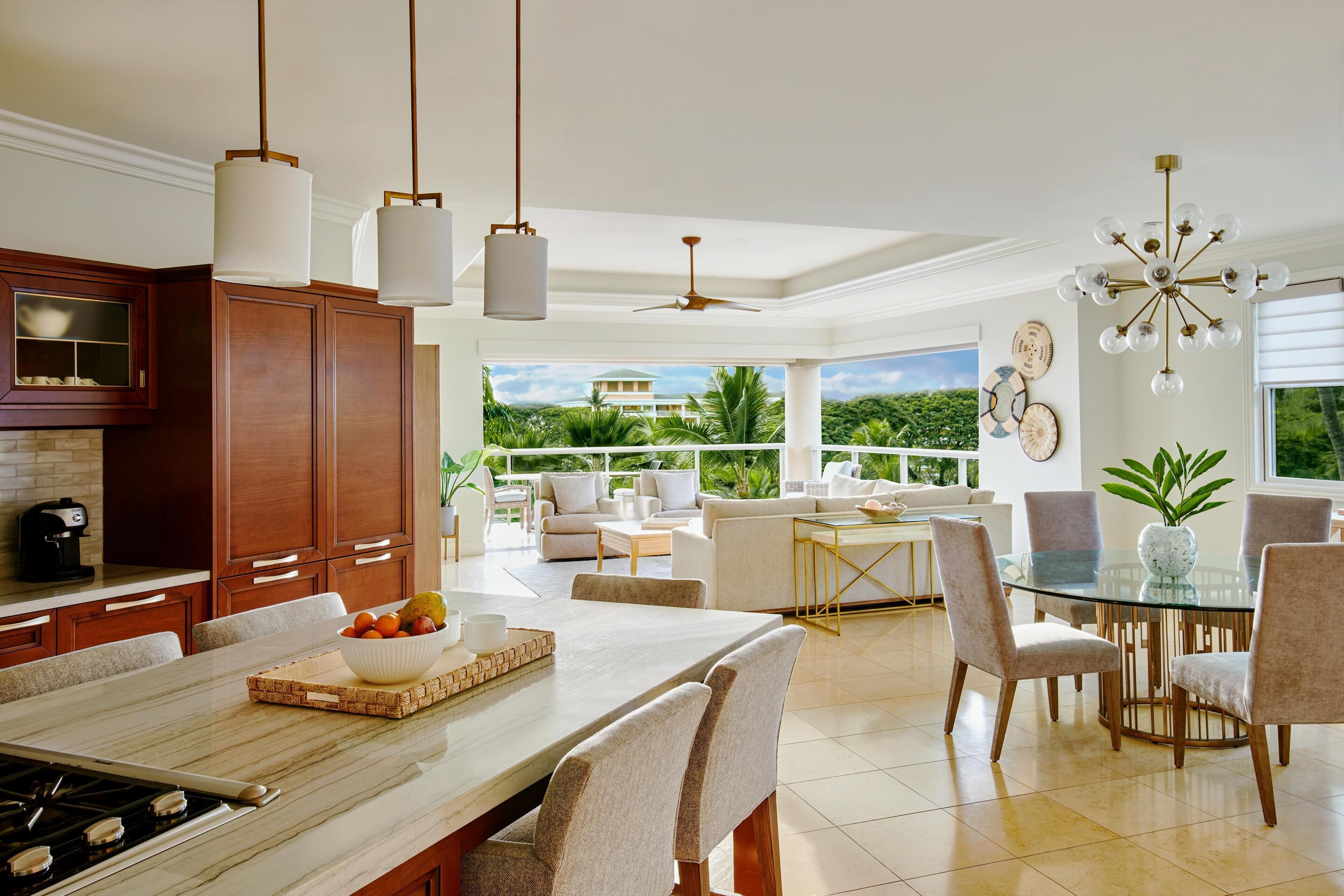 Una cocina amplia con comedor, ventanas grandes con vistas y un ventilador de techo.