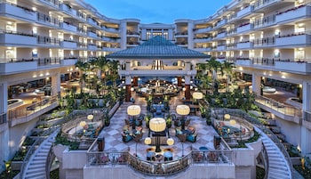 2 bars/lounges, 2 poolside bars, swim-up bar at Grand Wailea Maui, A Waldorf Astoria Resort