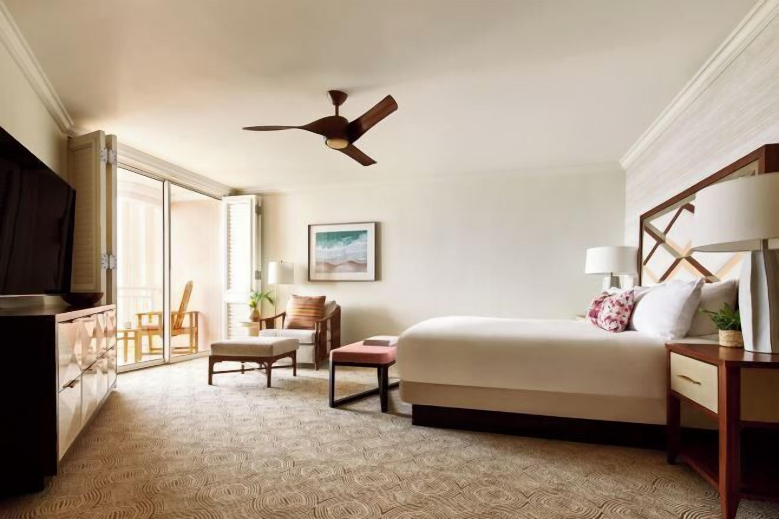 Hochwertige Bettwaren, Zimmersafe, Schreibtisch, Bügeleisen/Bügelbrett