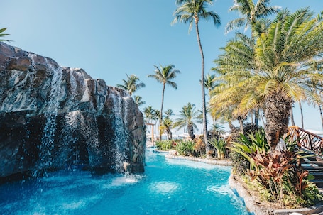 9 piscinas al aire libre, camas de piscina con cargo. Grand Wailea Maui, A Waldorf Astoria Resort