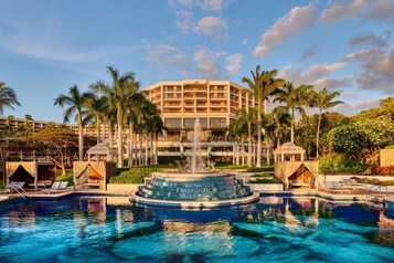 9 piscines extérieures, tentes de plage, chaises longues