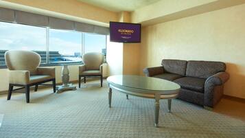 Petite Suite King Non-Smoking | 客房内保险箱、遮光窗帘、熨斗/熨衣板、免费 WiFi