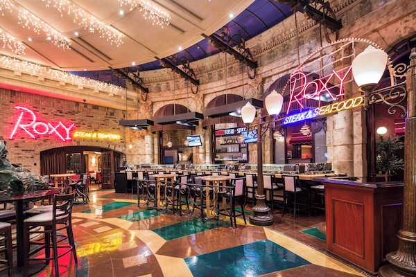 7 restaurants; breakfast, lunch, dinner, and brunch served