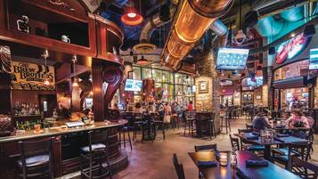 7 restaurants, breakfast, lunch, dinner served; Italian cuisine