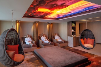 Couples treatment rooms, sauna, hot tub, steam room, body treatments at Eldorado Reno – A Caesars Rewards Destination