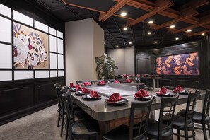 7 restaurants; breakfast, lunch, dinner, and brunch served