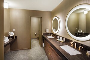 Lüks banyo/kozmetik ürünleri, saç kurutma makinesi, havlu, sabun