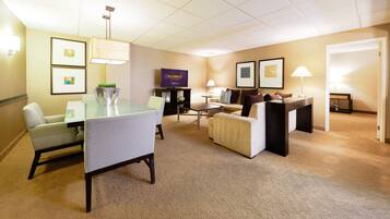 Twenty One Suite King Non-Smoking | 客房内保险箱、遮光窗帘、熨斗/熨衣板、免费 WiFi