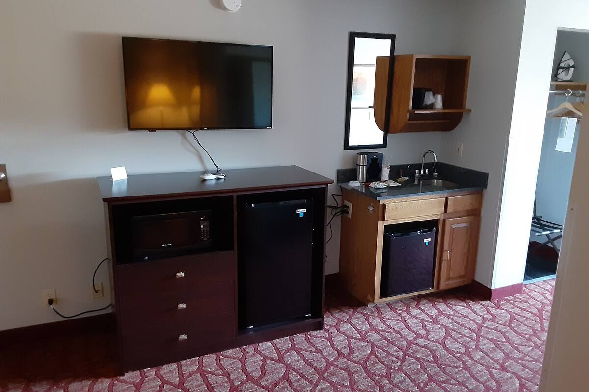 studio, 1 king bed with sofa bed, non smoking | room amenity