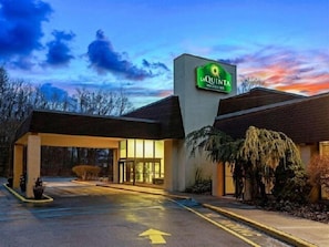 Exterior - La Quinta Inn & Suites by Wyndham Armonk Westchester (Armonk)