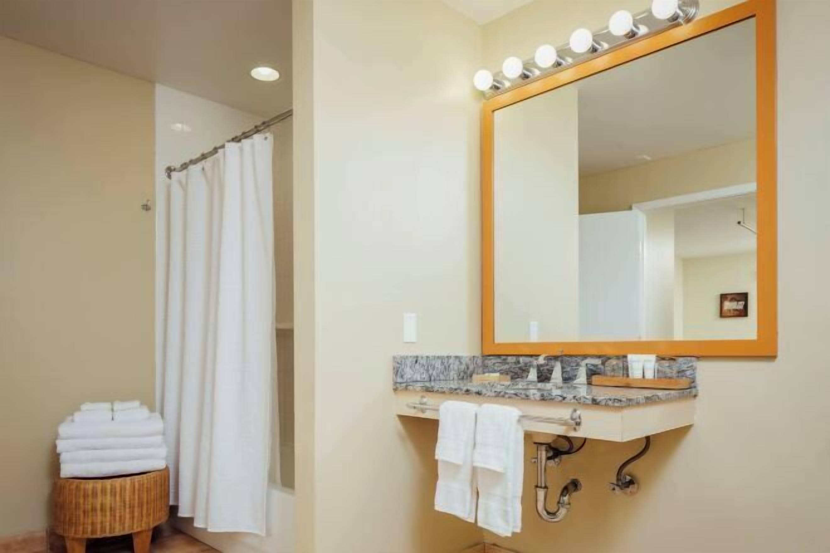 Amenidades de baño gratuitas, secadora de cabello, toallas 