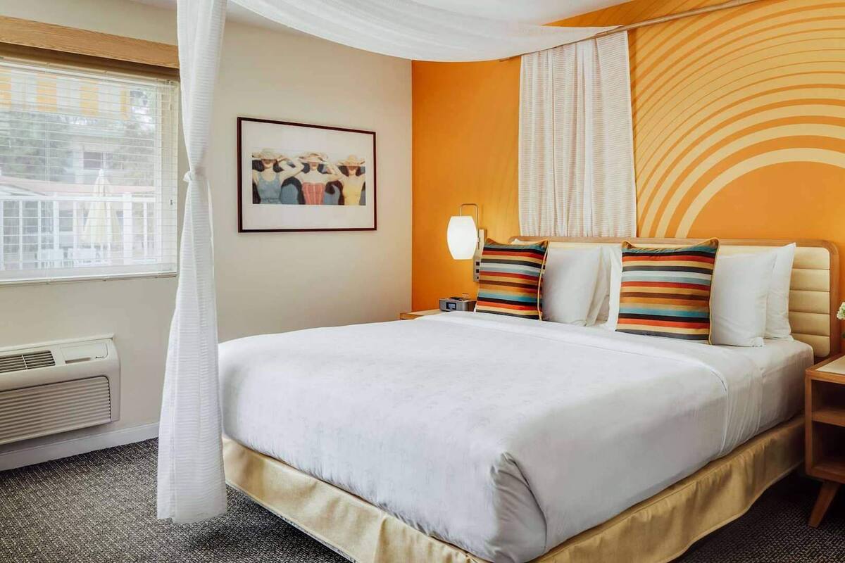 Egyptian cotton sheets, premium bedding, in-room safe, desk