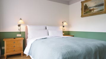 Chambre | Hypo-allergenic bedding available, in-room safe, desk, laptop workspace