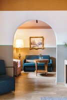 Ropa de cama hipoalergénica y minibar 