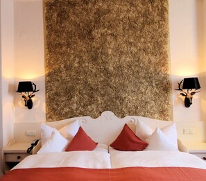 Junior Studio, Non Smoking, Mountain View | Hypo-allergenic bedding, minibar, in-room safe, desk