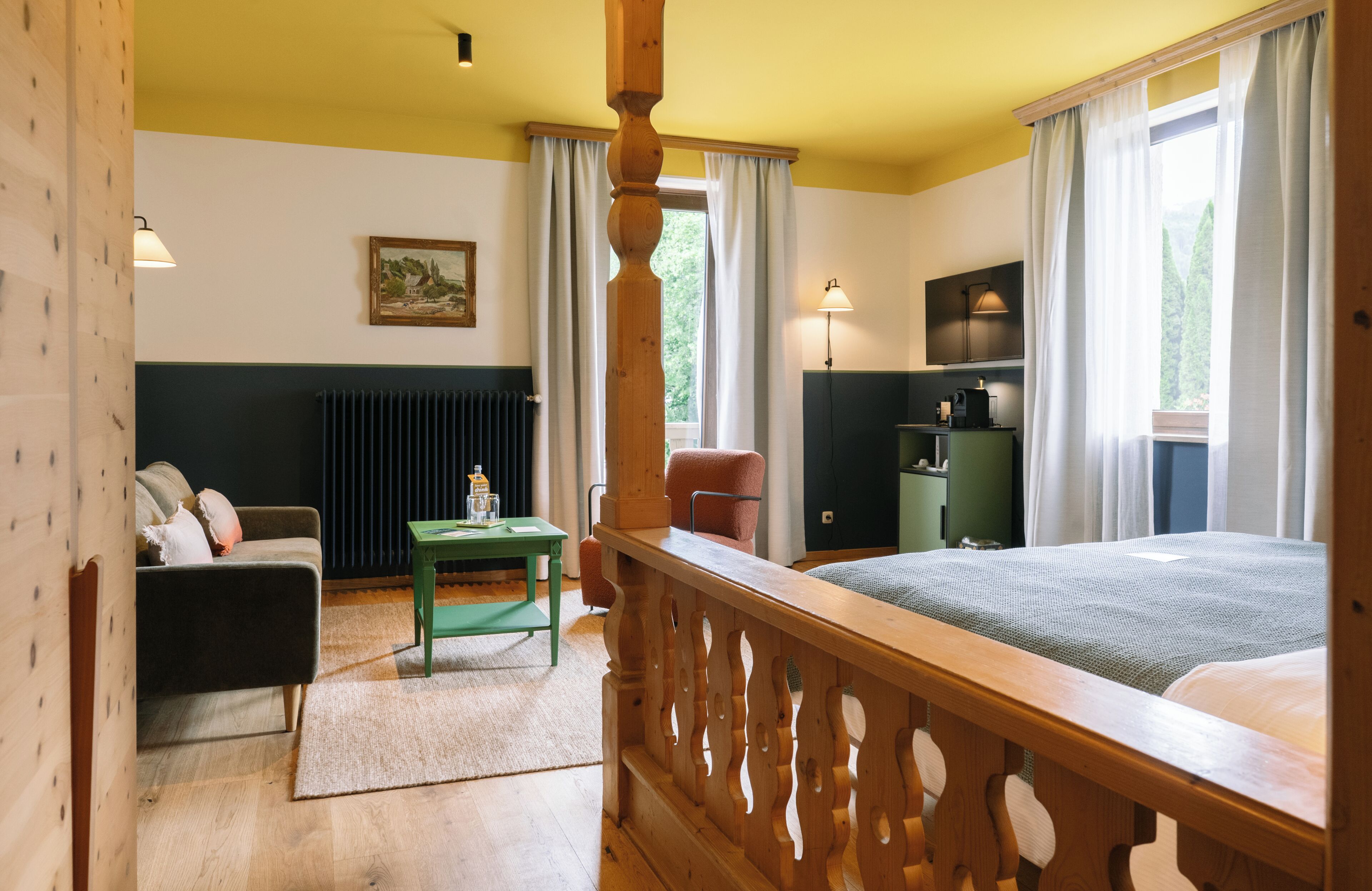 Salon with balcony | Hypo-allergenic bedding, minibar, in-room safe, desk