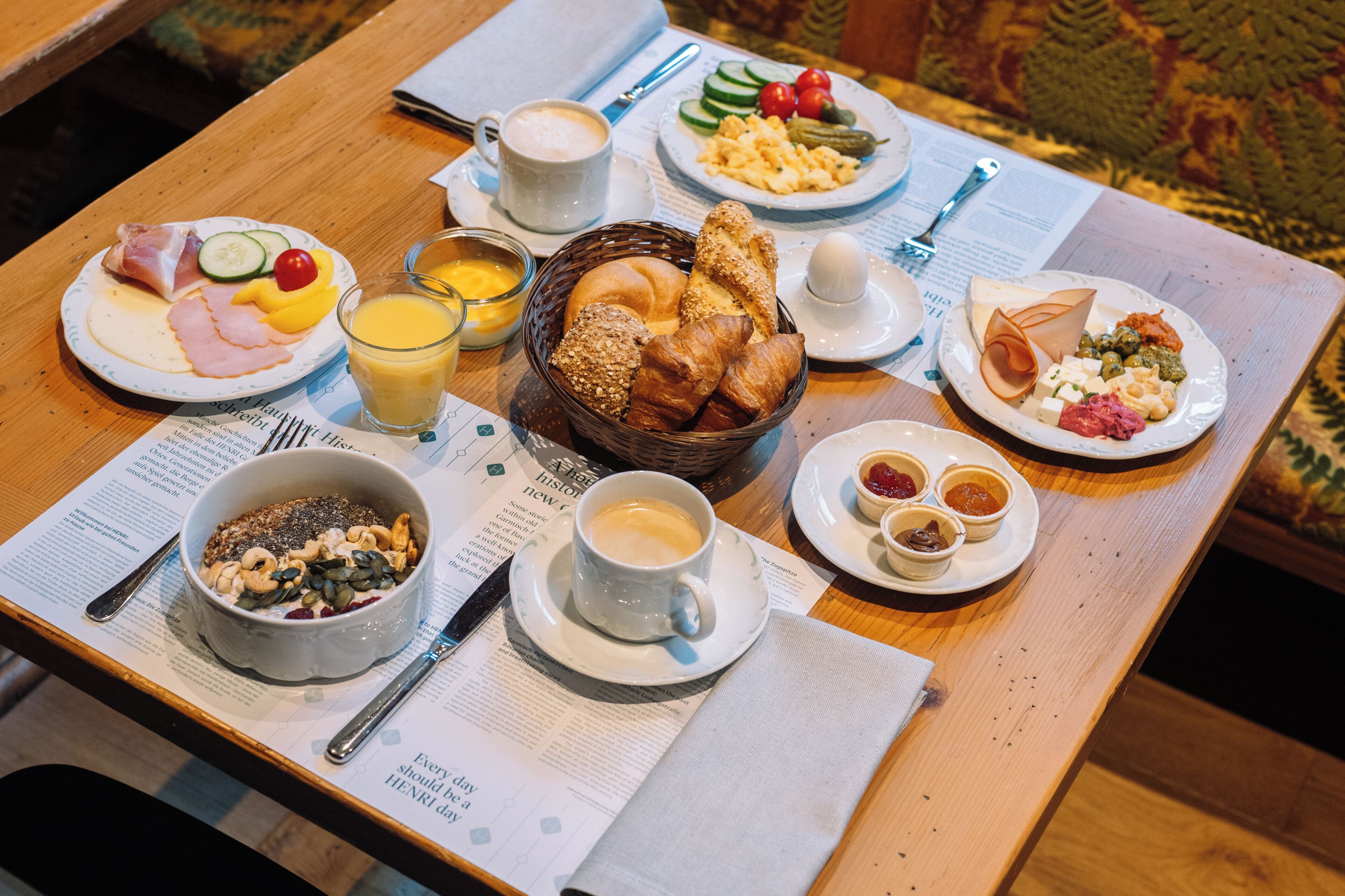 Ein reichhaltiges Frühstücksbuffet mit verschiedenen Speisen, darunter Eier, Brot und Obst.