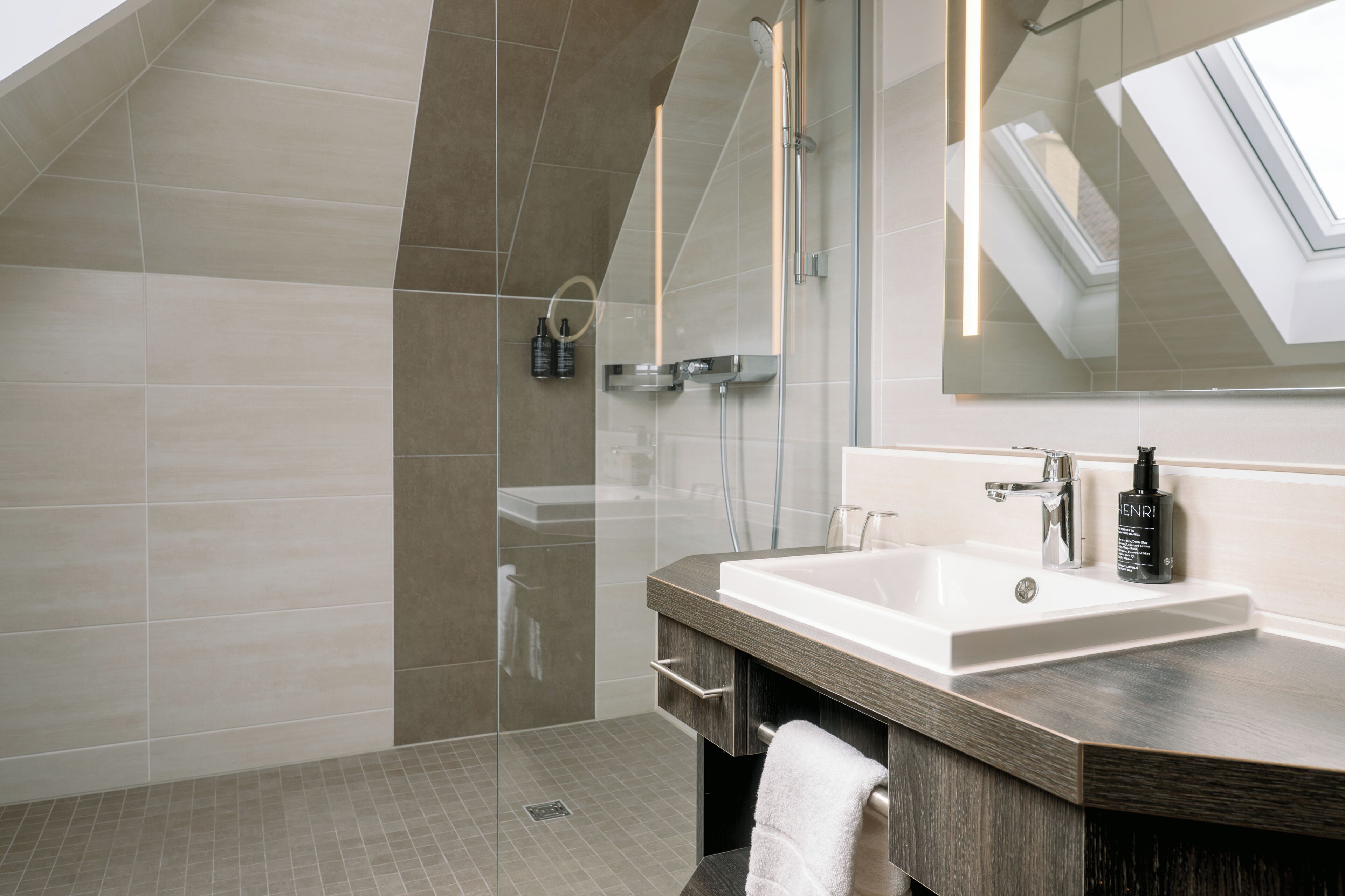 Suite | Bathroom | Free toiletries, hair dryer, bathrobes, towels