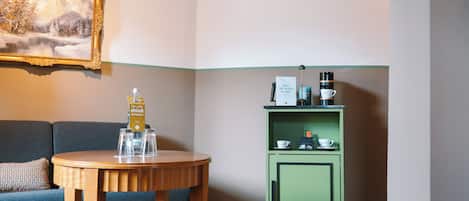 Suite | Hypo-allergenic bedding, minibar, in-room safe, desk