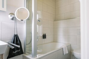 Chambre Simple | Salle de bain | Articles de toilette gratuits, sèche-cheveux, peignoirs, chaussons