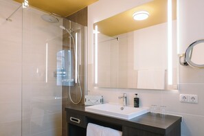 Gratis toiletartikelen, een haardroger, badjassen, pantoffels