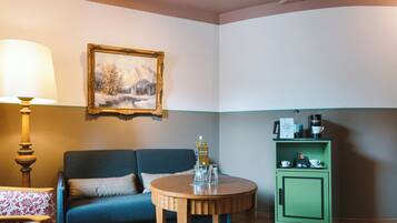 Hypo-allergenic bedding, minibar, in-room safe, desk